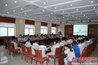 恒特重工召開“12116團(tuán)隊(duì)建設(shè)管理法”4月份講評會